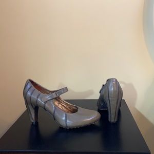 Olive green Tsubo pumps